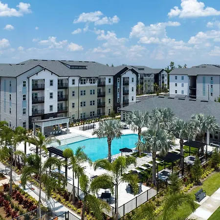 Complete Modern King Apt W Water View, Pool Gym Near Parks